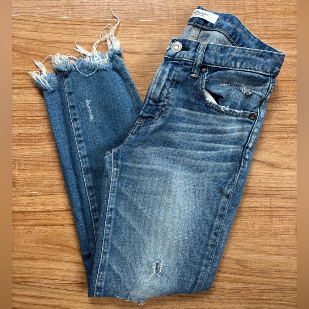 Moussy vintage Glendale Light Blue Distressed Boyfriend Jeans with frayed hems!